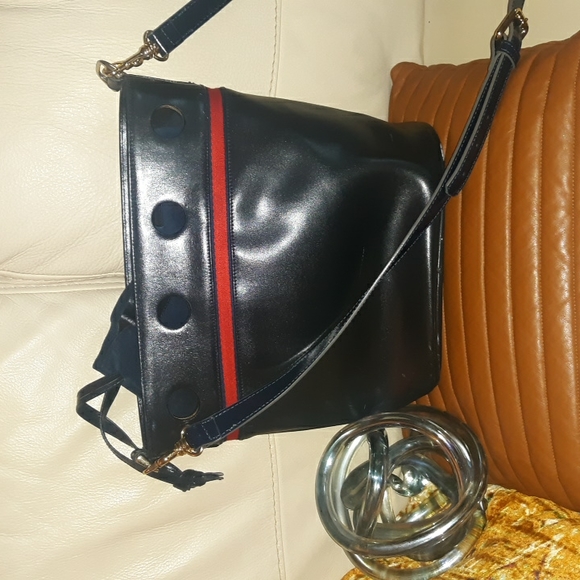 🌺NAVY LEATHER BUCKET CROSSBODY - Picture 2 of 10